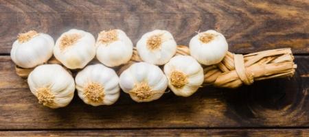 Wanneer moet je knoflook oogsten en hoe moet je deze op de juiste manier drogen en bewaren?